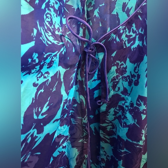 Vintage Flora King Petites 100% Silk Dress w/ Puff Sleeve
Size 4 - Picture 5 of 9